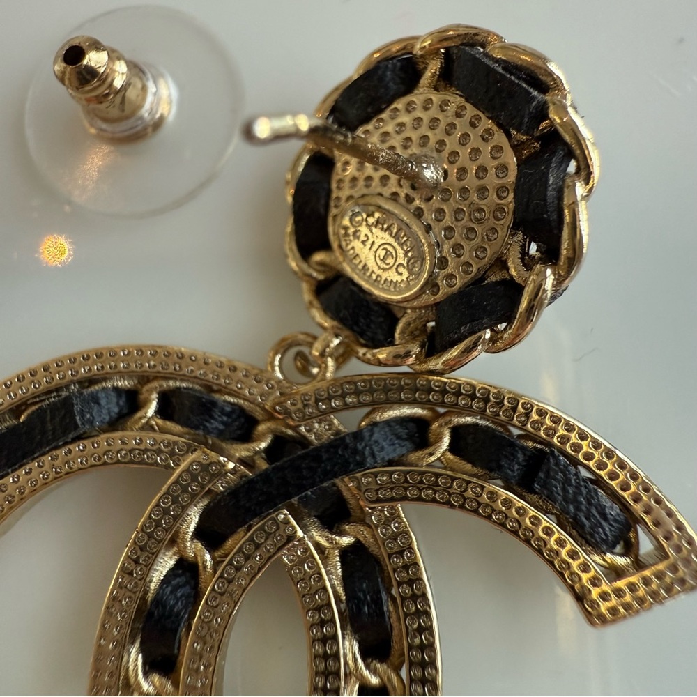 Chanel CC Logos Round Leather Dangle Pearl Earrings Gold Tone Authentic with Box - Picture 5 of 10
